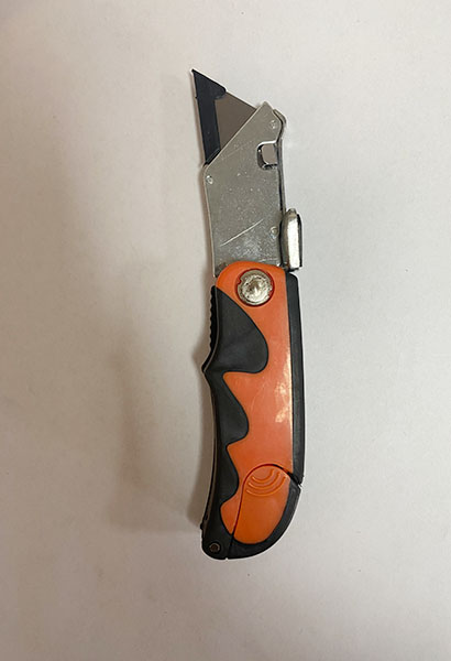 Two-color hemming folding knife 
